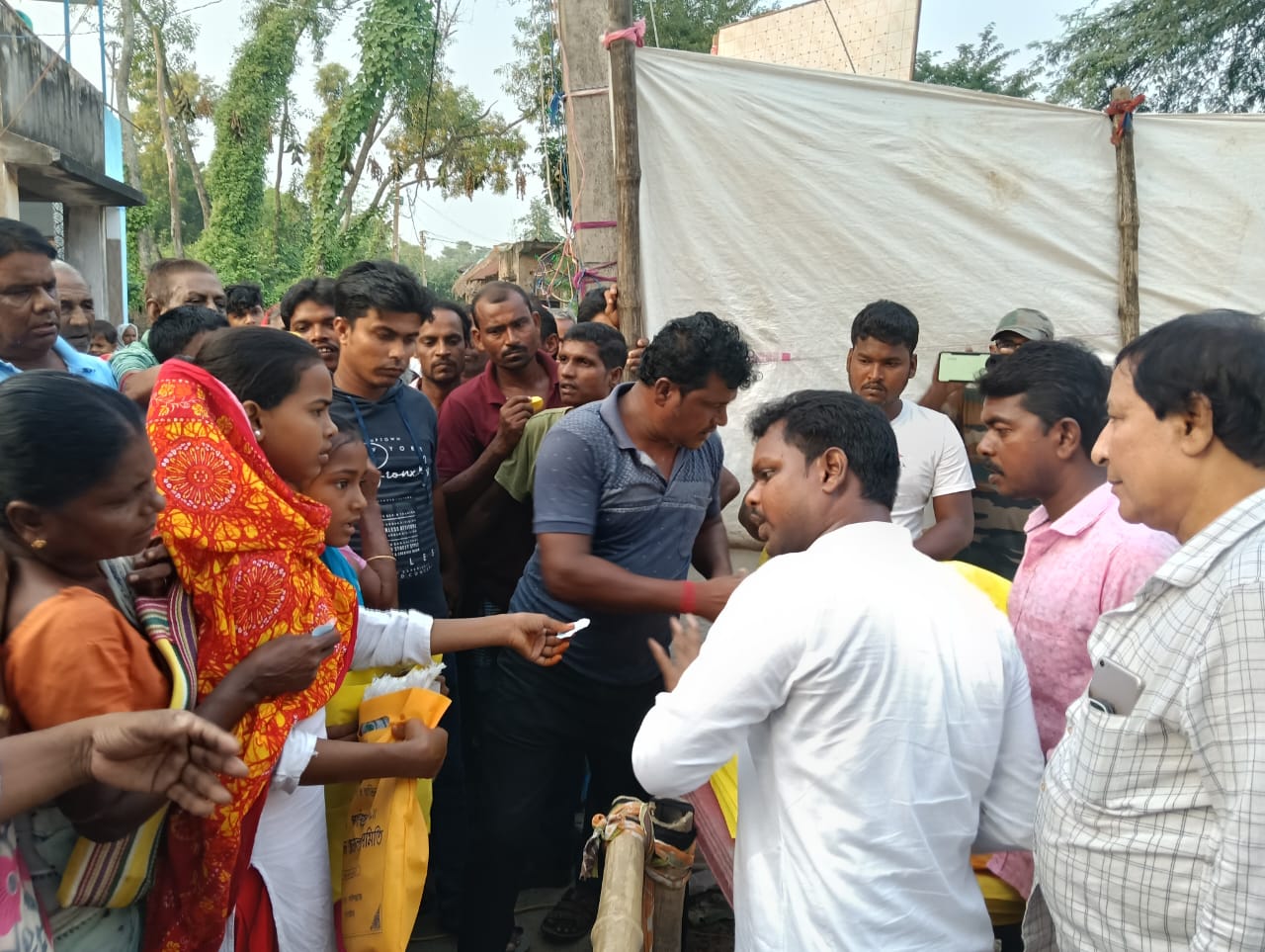 সভাধিপতির কালিপুজোয় বস্ত্রবিলি মঙ্গলকোটে