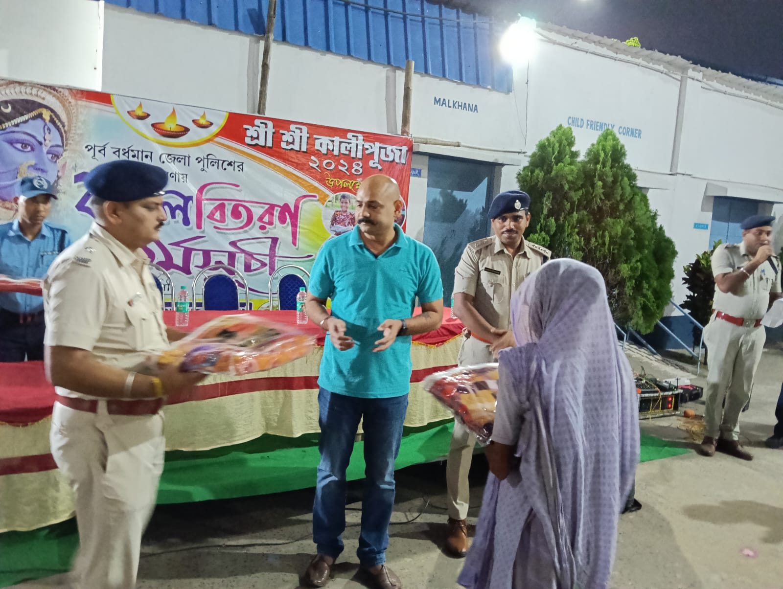 প্রাক শীতে হাজার দুস্থদের শীতবস্ত্র বিতরণে মঙ্গলকোট পুলিশ