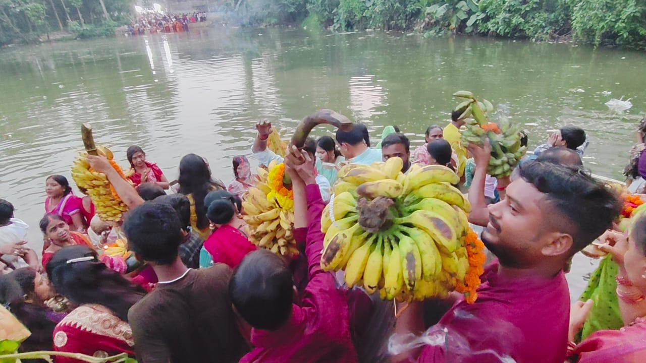 সারা দেশের সঙ্গে মেমারিতেও চলছে ছট পুজো