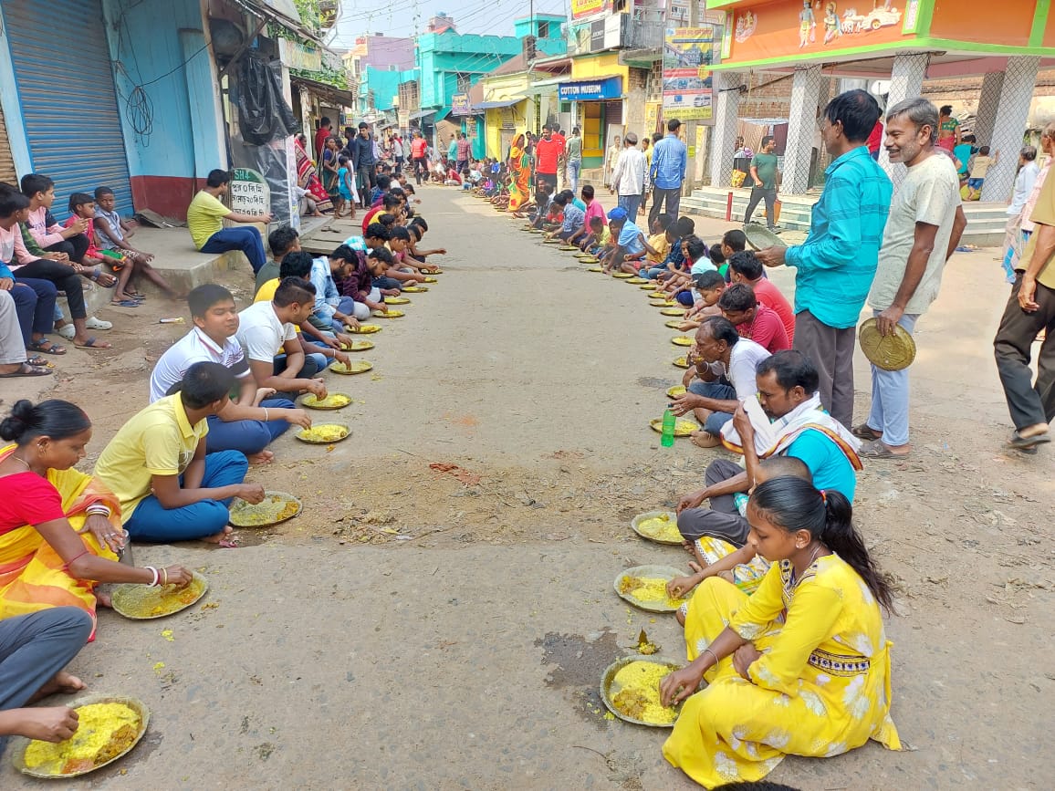 রাইপুরে দক্ষিণা কালীর অষ্টমঙ্গলায় নরনারায়ণ সেবায় জনজোয়ার ।