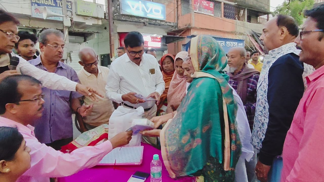 নিজস্ব তহবিল থেকে নতুন ভাতা প্রাপকগণকে ব্যাঙ্কের পাস বই প্রদান