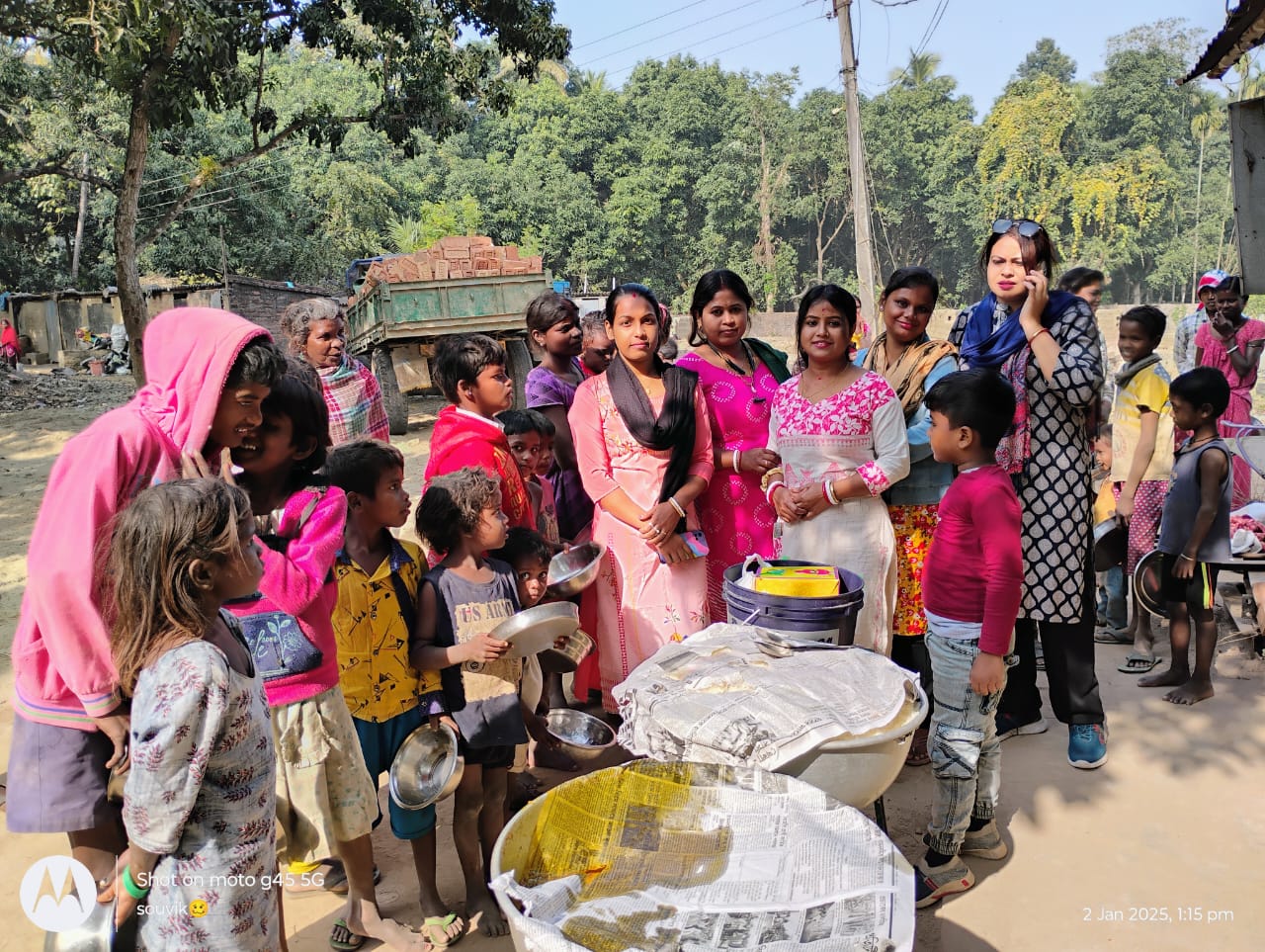 নিজের জন্মদিনে দুস্থদের পাশে নবদ্বীপের তরুণী