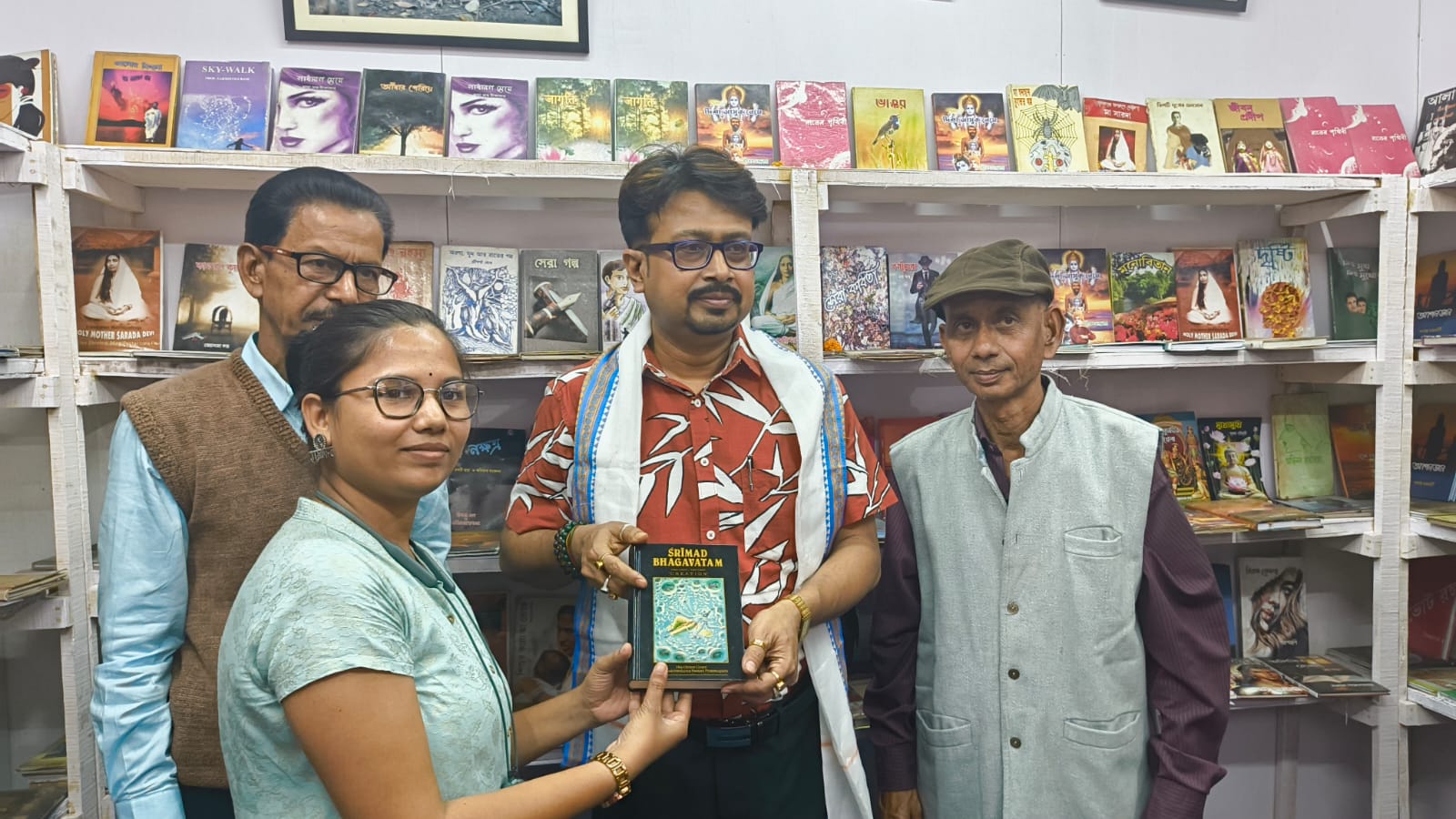 “কুলিশ প্রকাশনী” প্রকাশ করল একশো পাতার নাটক ও কবিতার বই :-