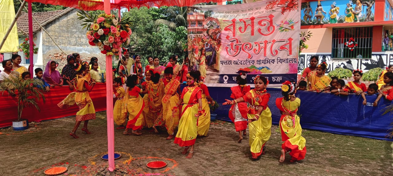 দোল উৎসবে মেতে উঠল প্রাথমিক বিদ্যালয়ের কচিকাচারা