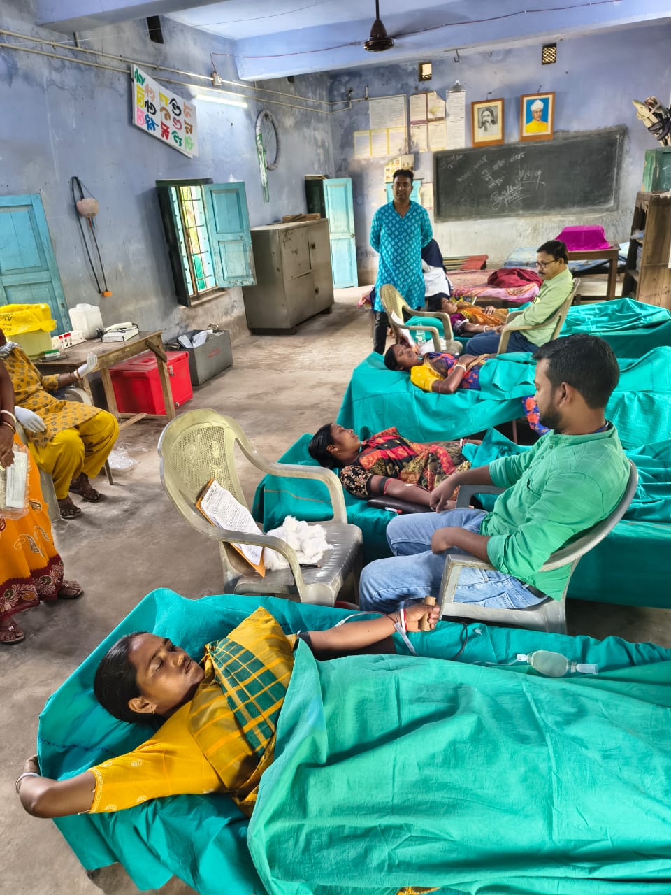 রানীবাঁধের ডাবরি উচ্চ বিদ্যালয়ে স্বেচ্ছায় রক্তদান শিবির।