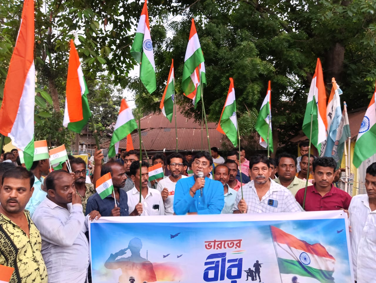 আউসগ্রাম – বীর ভারতীয় সেনাদের প্রতি শ্রদ্ধা নিবেদনে জাতীয়তাবাদী মিছিল