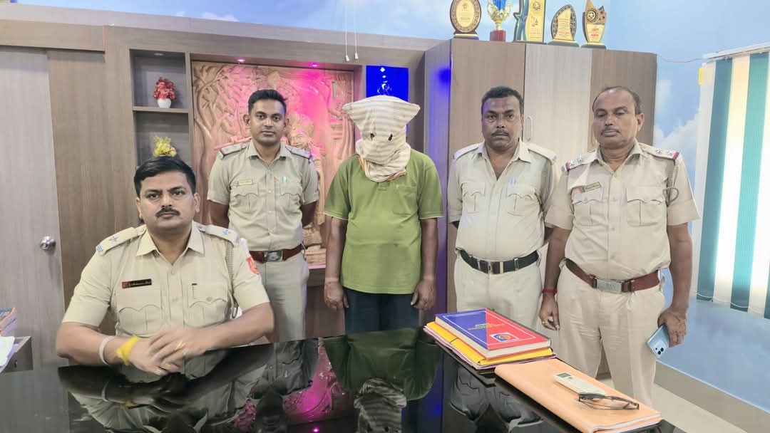 ভুয়ো তোলাবাজ সেন্ট্রাল ভিজিল্যান্স অফিসার কে ধরলো মঙ্গলকোট পুলিশ