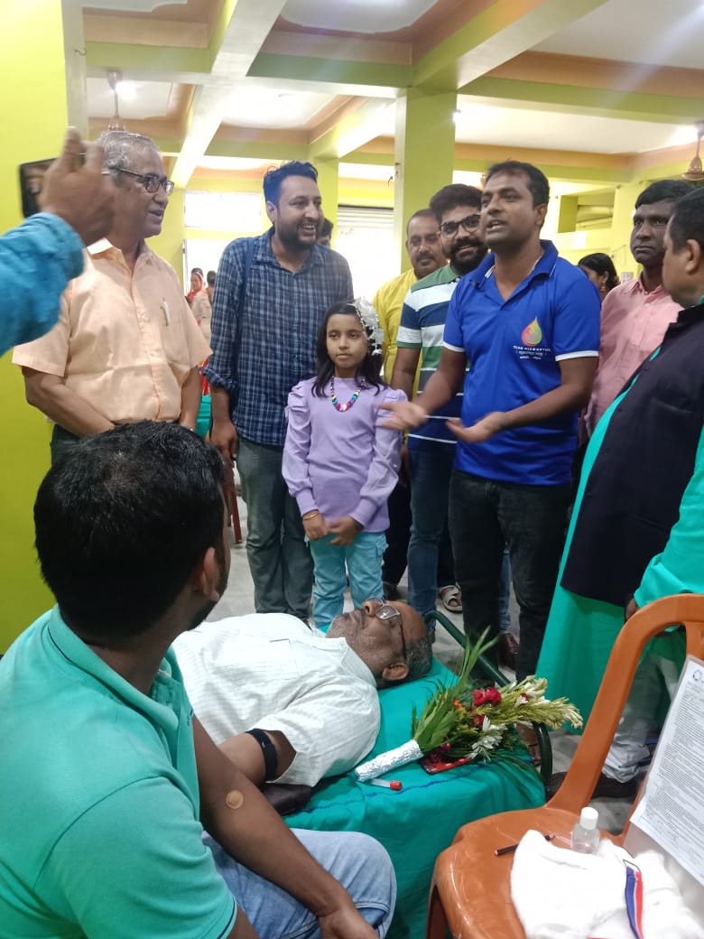 রক্তদানে শতবার পূরণ করলেন জঙ্গলমহলের পার্থপ্রতিম মজুমদার।।