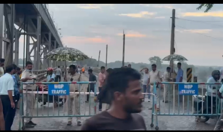 সিউড়ি তিলপাড়া সেতুতে ফাটল দেখা দেওয়ায় ভারী যান চলাচলে সরকারী নিষেধাজ্ঞা