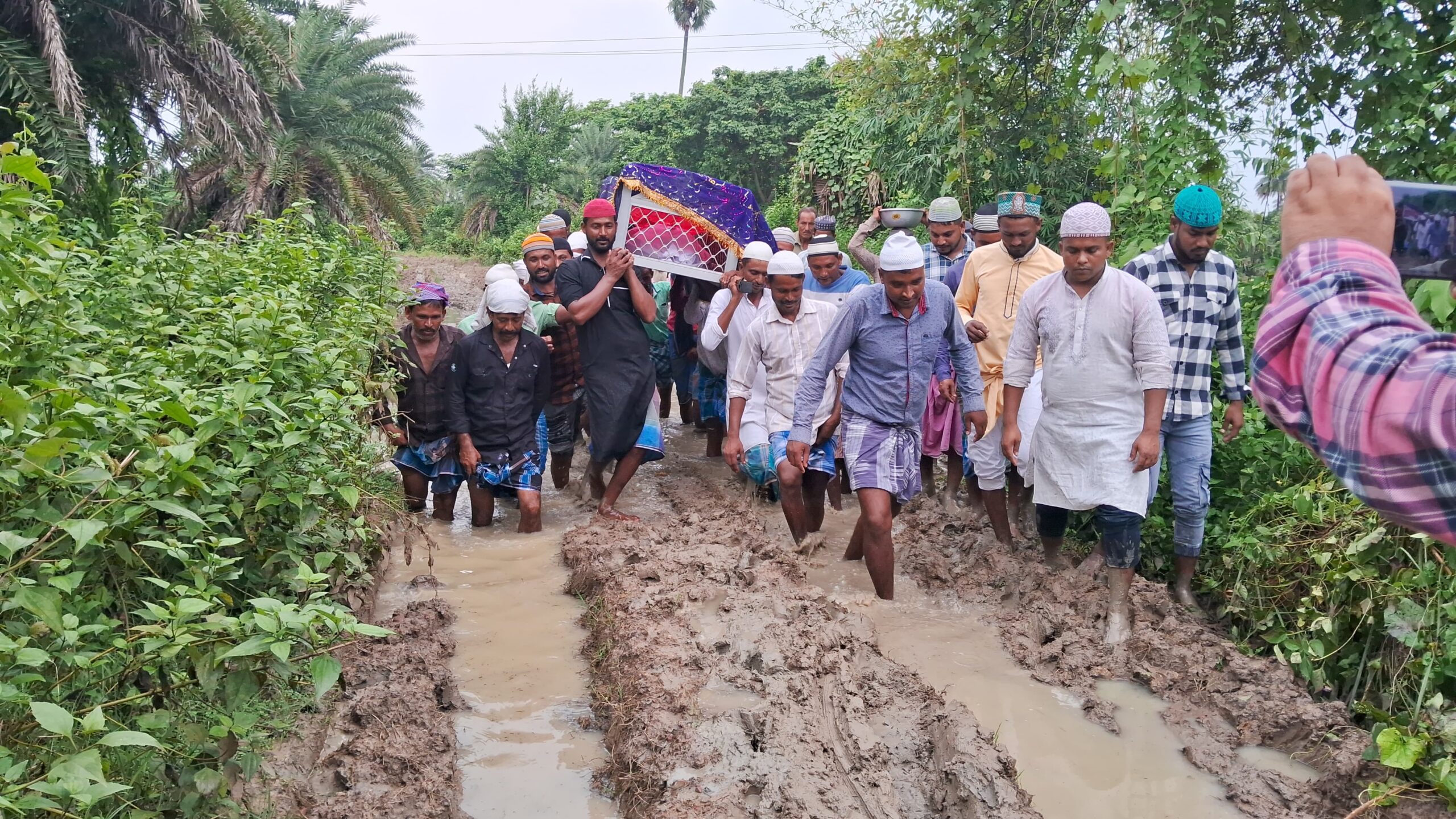 এক হাঁটু কাদা, কাঁধে করে নিয়ে যাওয়া হল মৃতদেহ