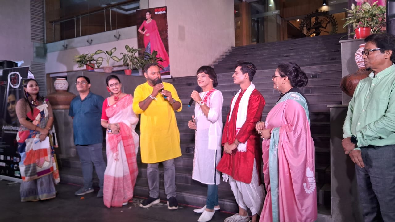 আদিবাসী ও পাশ্চাত্য স্টাইলের মেলবন্ধন ঘটালো ‘আকার’