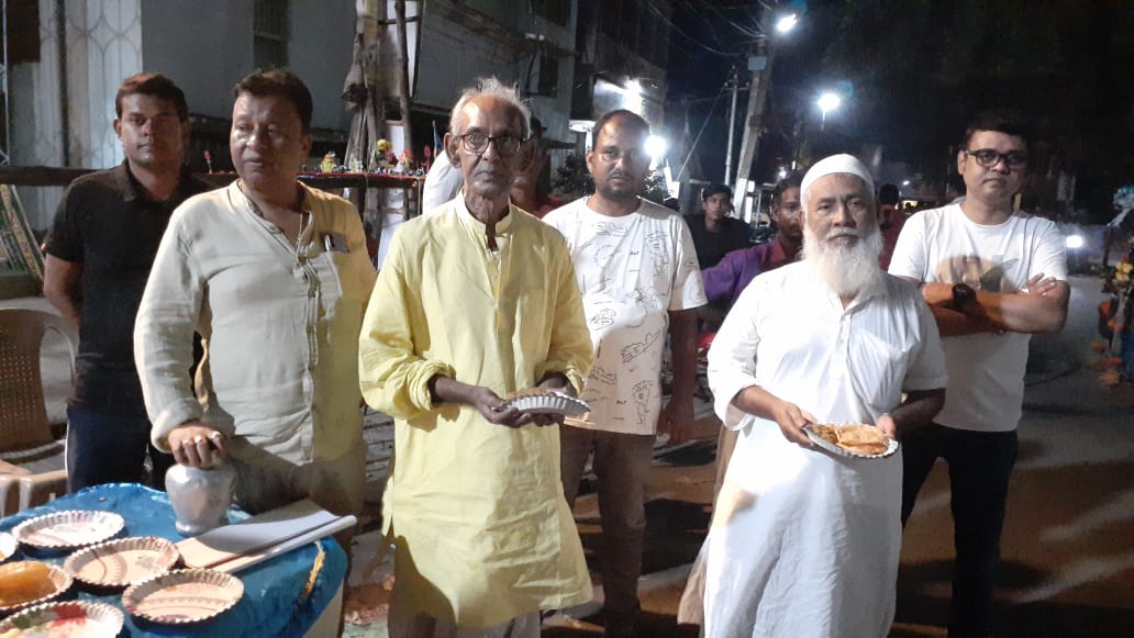 শিব ভক্তরা জল ঢাললেন শিবের মাথায়