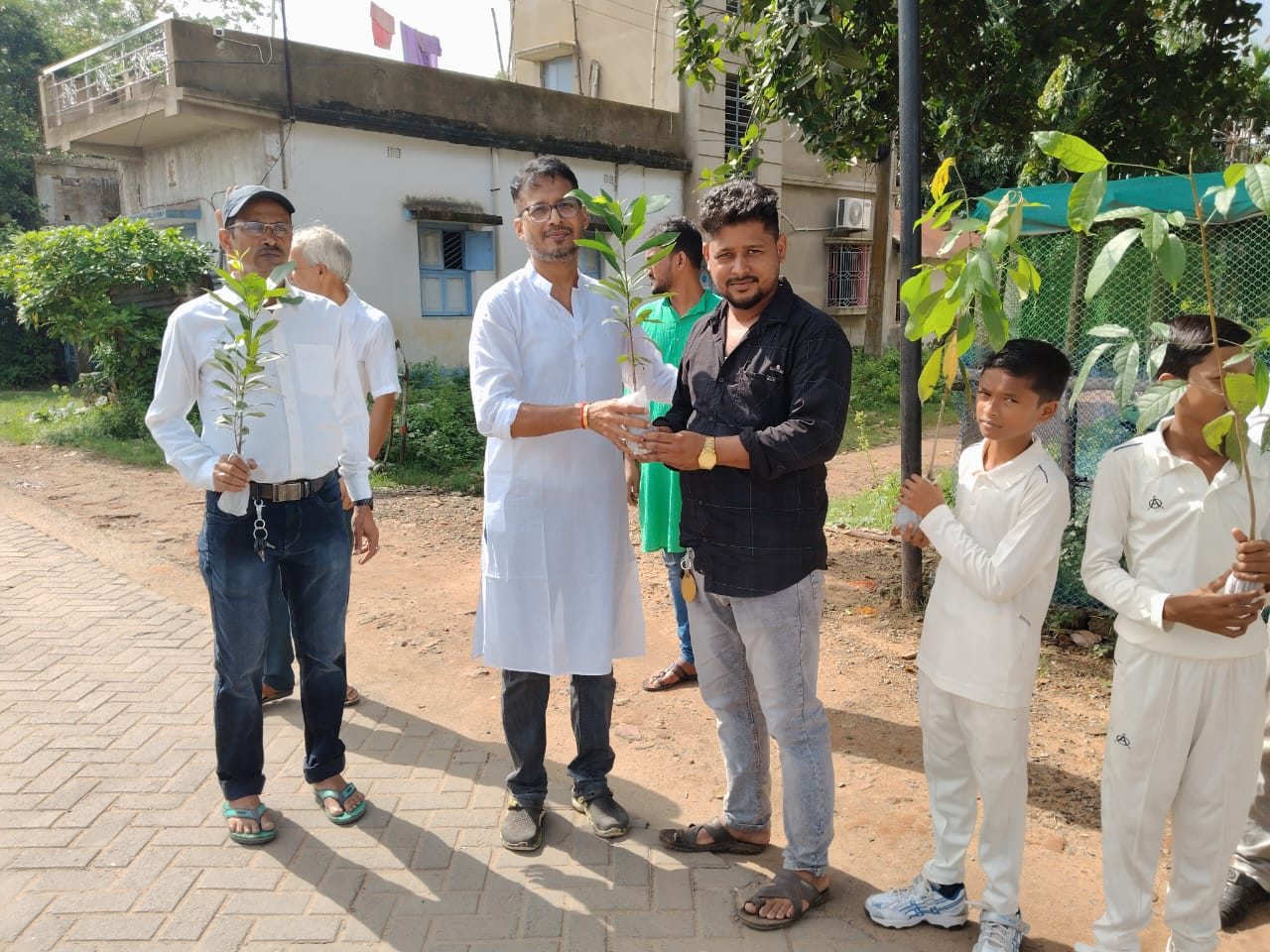স্বাধীনতা দিবসে চারাগাছ বিতরণ করল গুসকরাবিষাণ ক্লাব