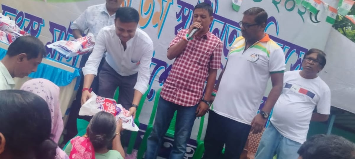 স্বাধীনতার দিনে দুস্থদের পাশে আলিঙ্গন ক্লাব