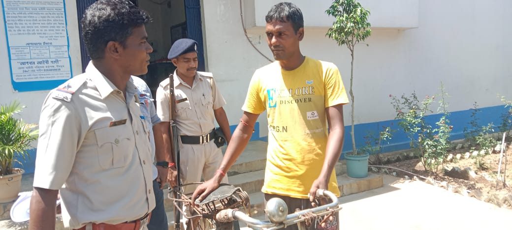 হারিয়ে যাওয়া সাইকেল উদ্ধার করে প্রকৃত প্রাপকের হাতে তুলে দেন কাঁকরতলা থানার পুলিশ