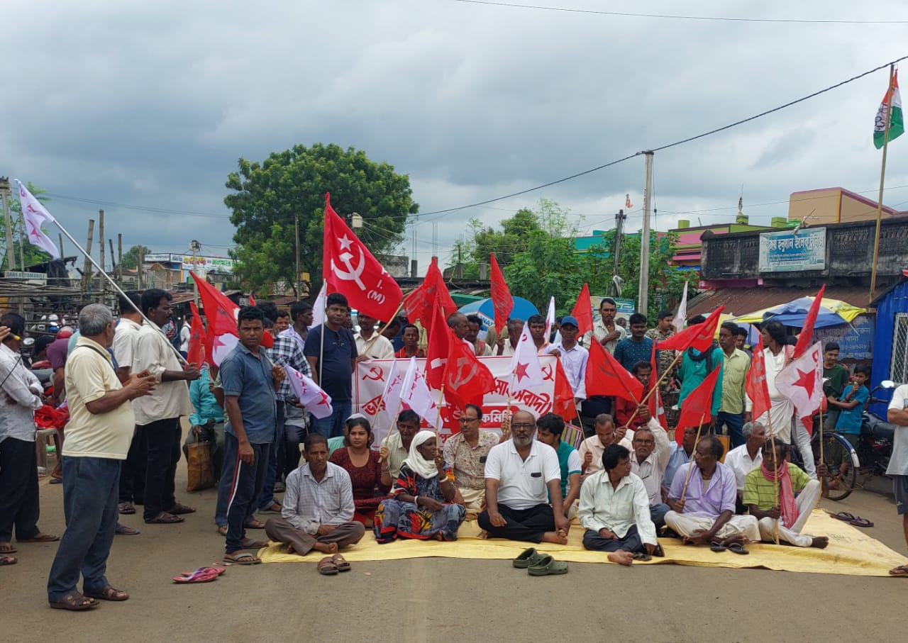 বাঁকুড়া ঝাড়গ্রাম ৯ নম্বর রাজ্য সড়ক সংস্কারের দাবিতে সিপিআইএম এর পথ অবরোধ মটগোদায়।