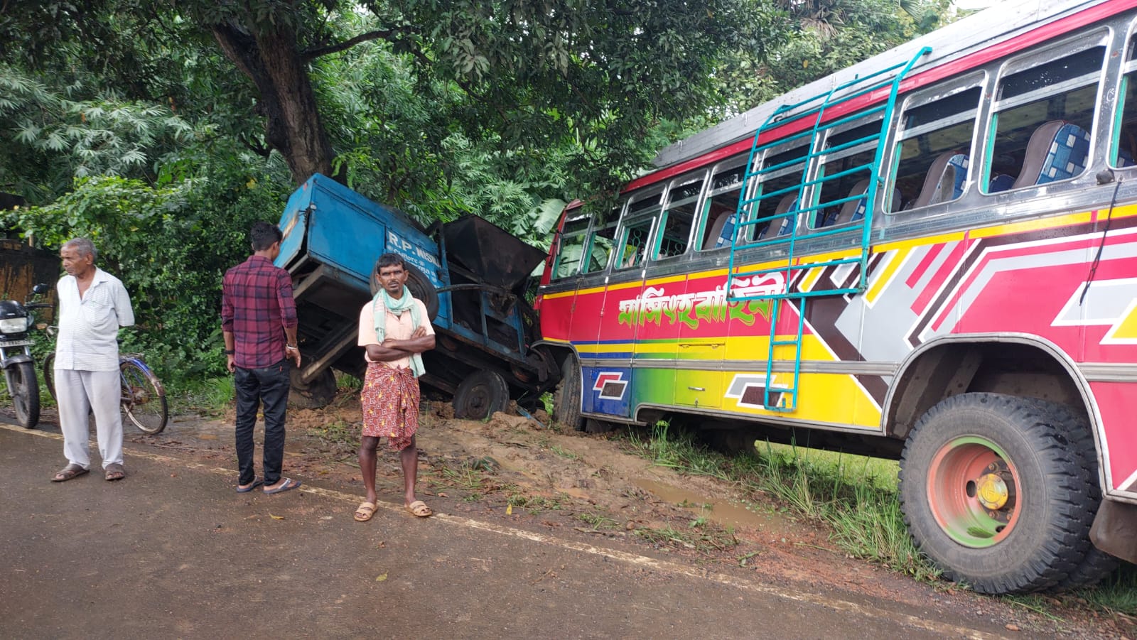 সারেঙ্গায় বাস দুর্ঘটনা