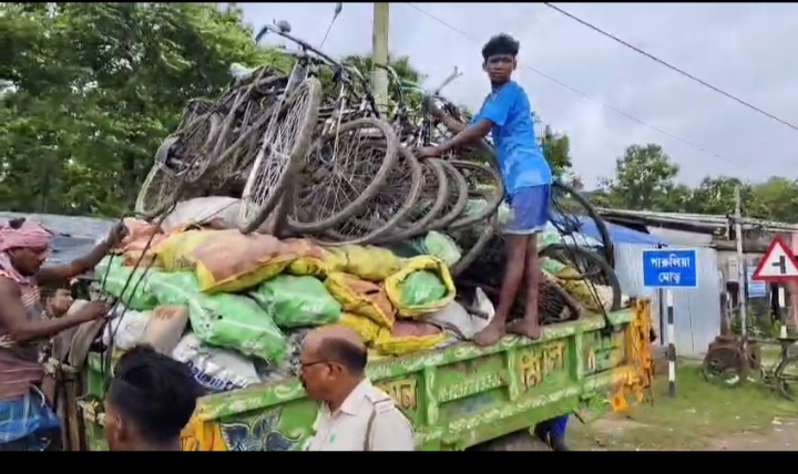 অবৈধভাবে বালি মজুদের সন্ধান মহম্মদবাজার এলাকায়,ই চালান ছাড়াই বালি পাচারের অভিযোগে তিনটি ডাম্পার সহ চালক খালাসি আটক