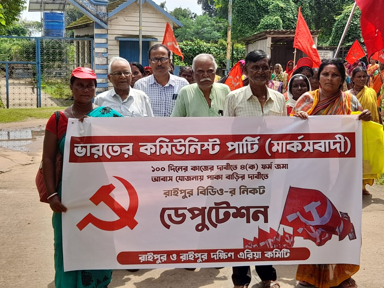 ১০০ দিনের কাজের দাবিতে রাইপুর বিডিও অফিসে সিপিআইএম এর ডেপুটেশন।