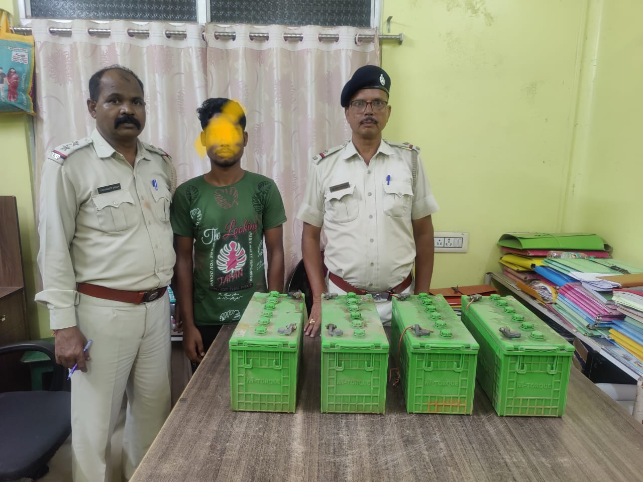 চার্জে বসানো অবস্থায় টোটোর চারটে ব্যাটারি চুরি,অভিযোগের ভিত্তিতে সাঁইথিয়া থানার পুলিশ তদন্তে নেমে ব্যাটারি উদ্ধার সহ ধৃত একব্যক্তি