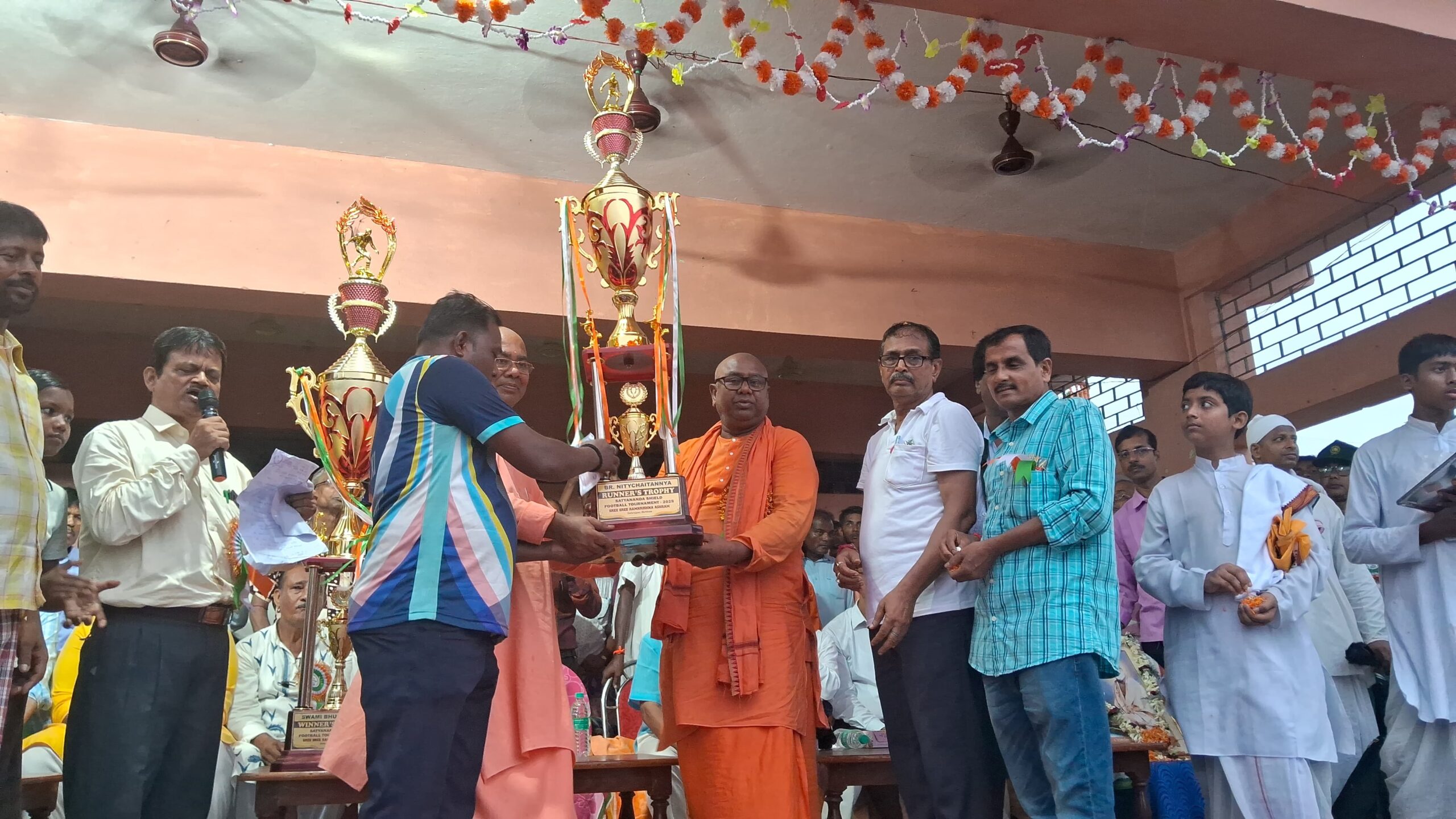 বৃষ্টির মধ্যেই টানটান উত্তেজনায় চুড়ান্ত পর্যায়ের খেলা শ্রী শ্রী ঠাকুর সত্যানন্দ শিল্ড ফুটবল টুর্নামেন্ট দুবরাজপুরে