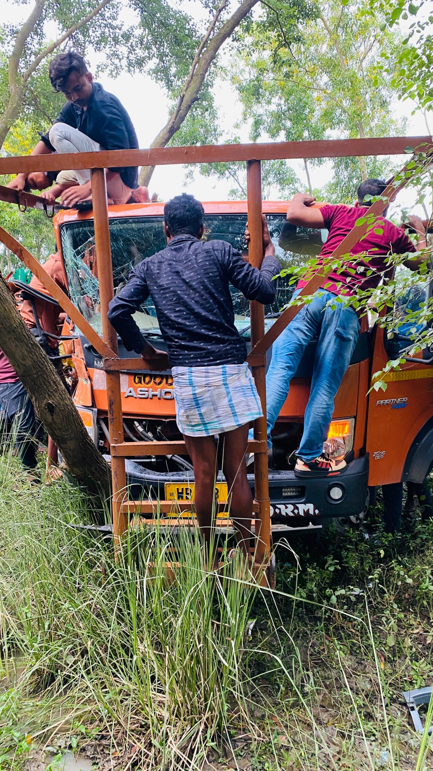 পূর্ব বর্ধমানের ,মঙ্গলকোটে ট্রাক্টর-লরি সংঘর্ষ: আহত ৩, গ্যাস কাটার দিয়ে গাড়ির দরজা কেটে, উদ্ধার চালক।।