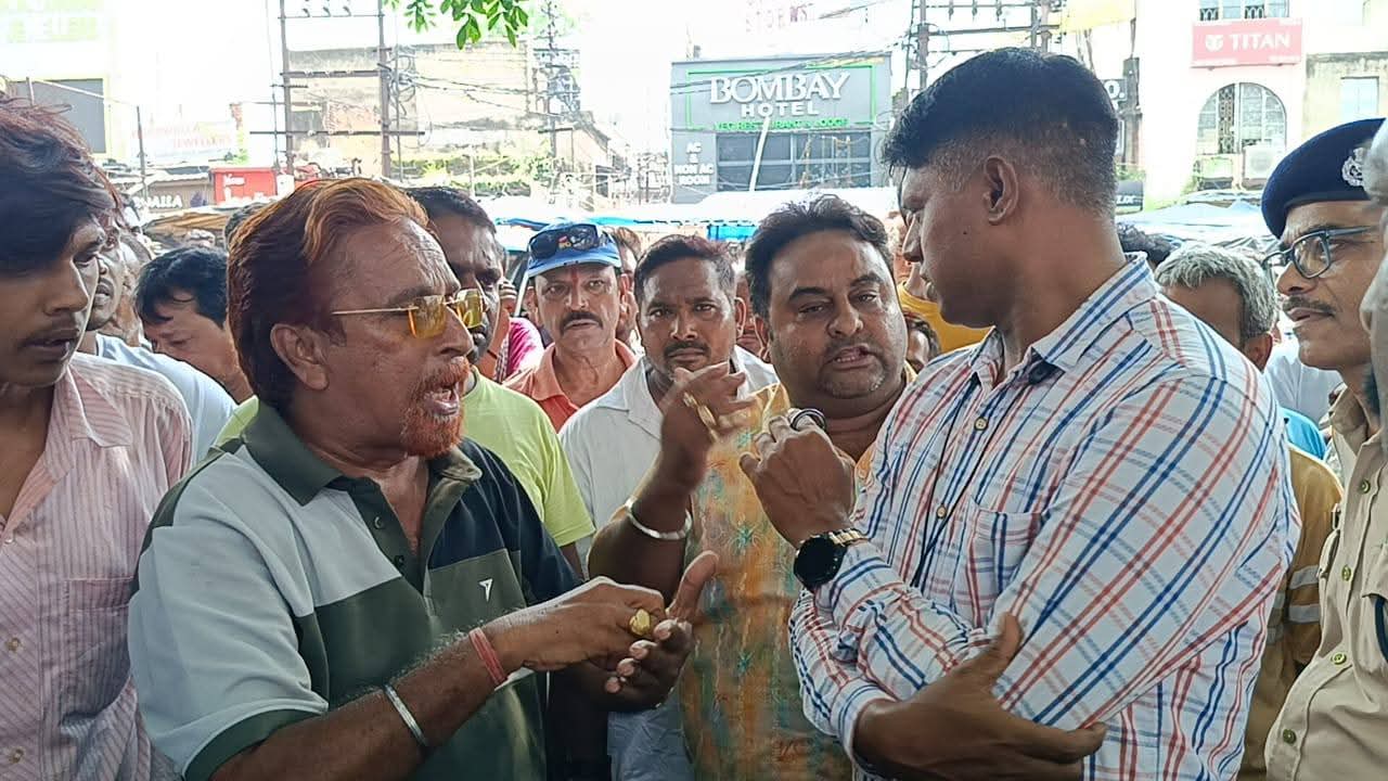 রেলের জমিতে অবৈধ দখল – উচ্ছেদ ঘিরে উত্তেজনা