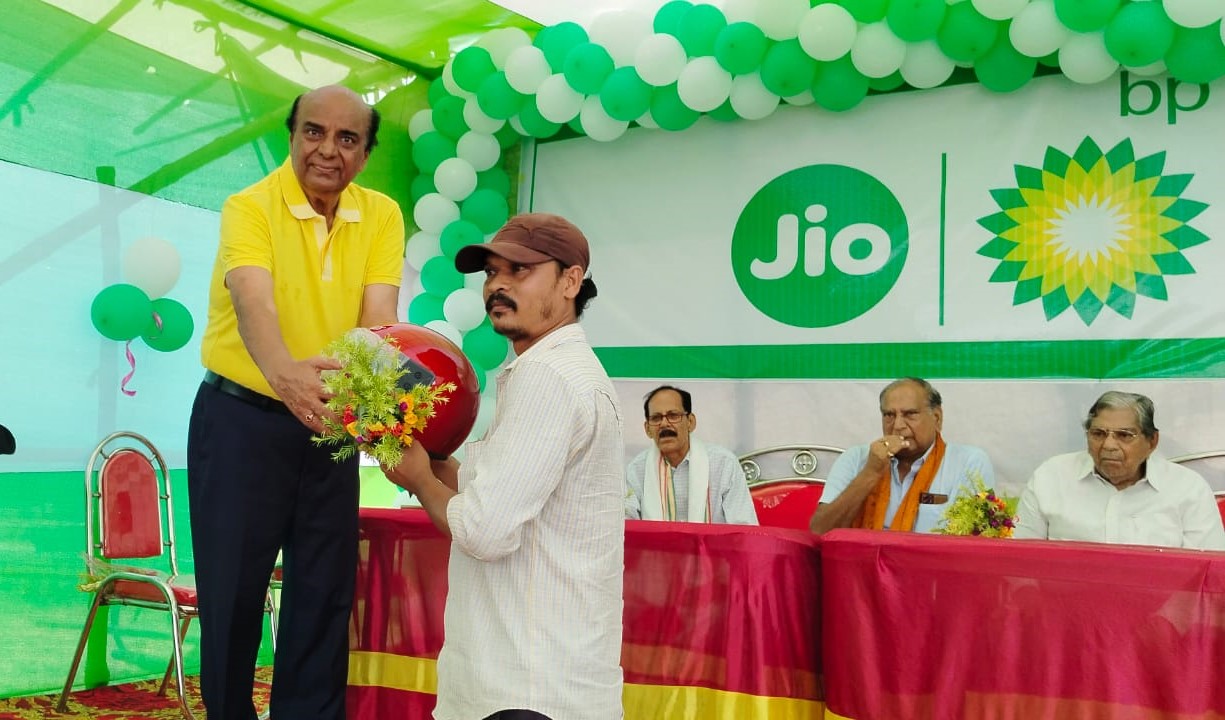ভাতারের ঘোলদা এলাকায় জাতীয় সড়কের উপর একটি পেট্রোল পাম্পের আনুষ্ঠানিক উদ্বোধন