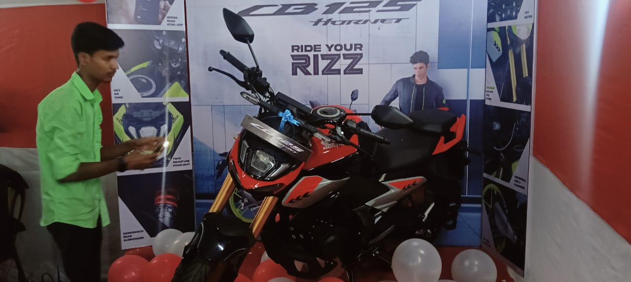 মঙ্গলকোটের নতুনহাটে হোন্ডা শোরুমে হোন্ডা সিবি ১২৫ hornet মডেলের লঞ্চ হল।গ্রাহকদের ভিড় চোখে পড়ার মত।