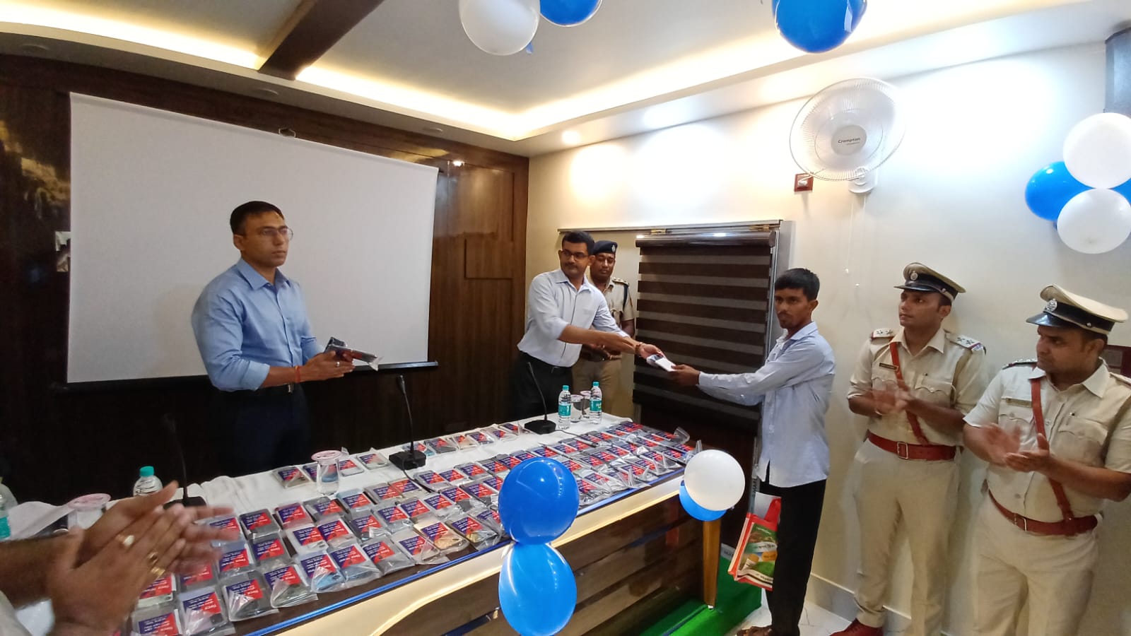 বিভিন্ন সময় হারিয়ে যাওয়া শতাধিক মোবাইল ফোন ফিরিয়ে দিল ভাতার থানার পুলিশ প্রকৃত মালিক কে,উপস্থিত জেলা পুলিশ সুপার।