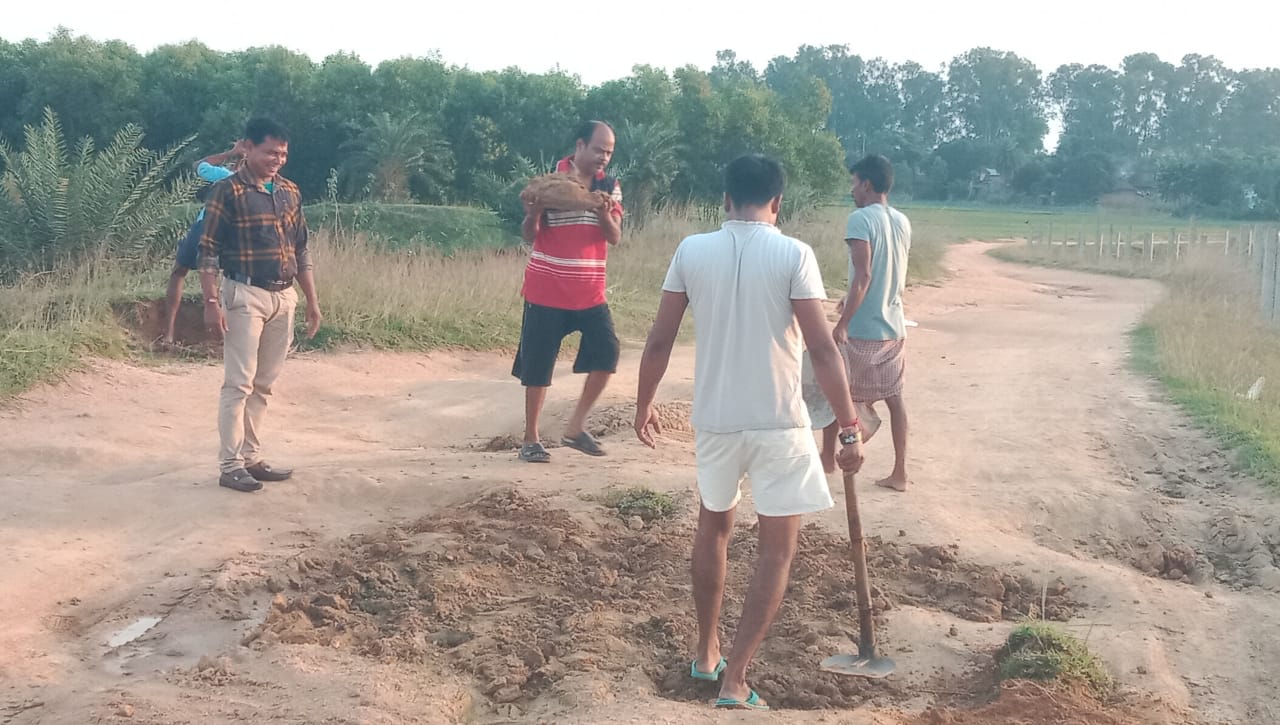 ছোট ছোট কাজের জন্য সরকারি মুখাপেক্ষী না থেকে স্বেচ্ছাশ্রম দিয়ে রাস্তা সংস্কার -খয়রাশোল ব্লকের লোকপুরে