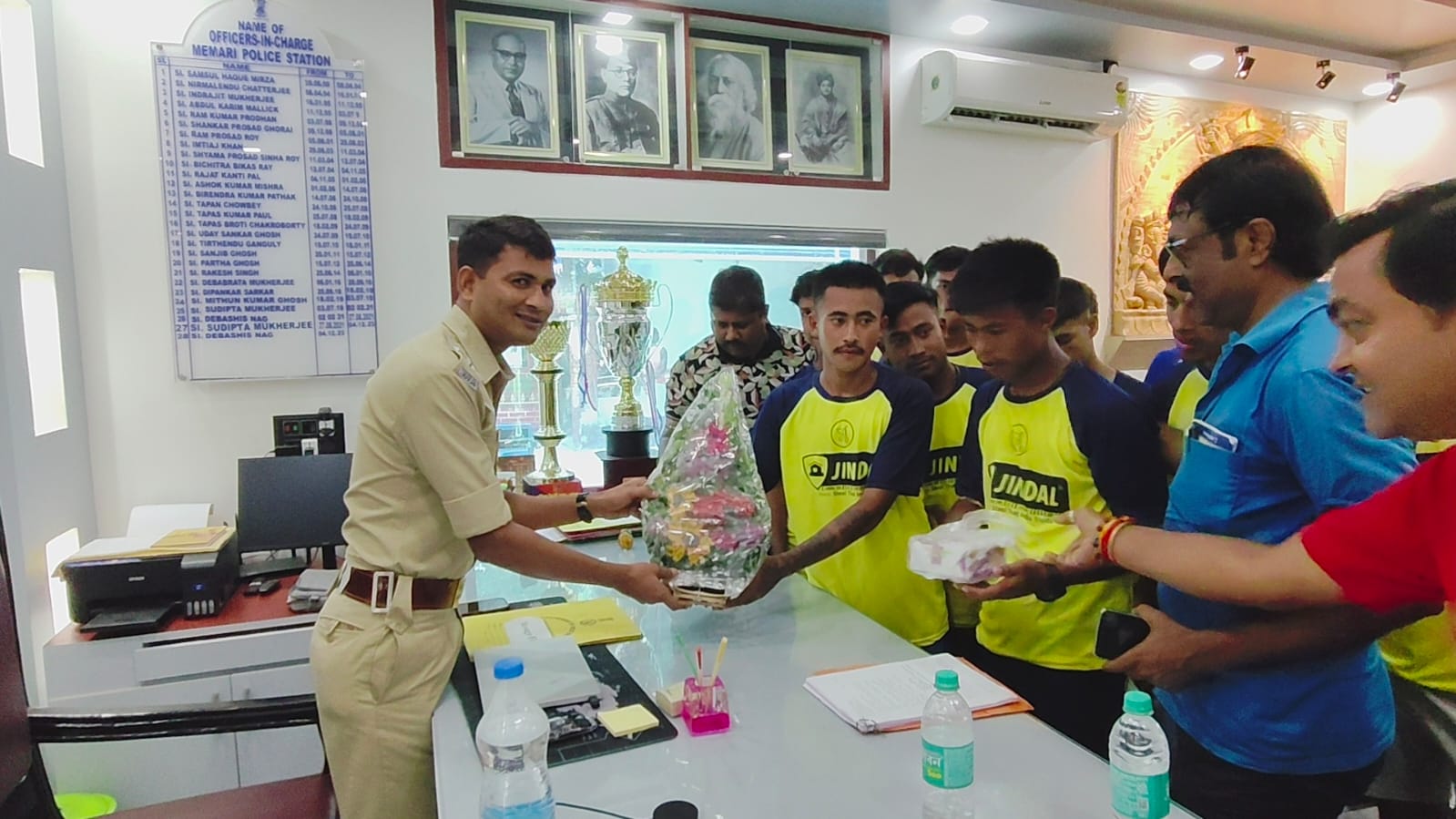 পুলিশ দিবসে থানায় পুলিশ কর্মীদের শুভেচ্ছা