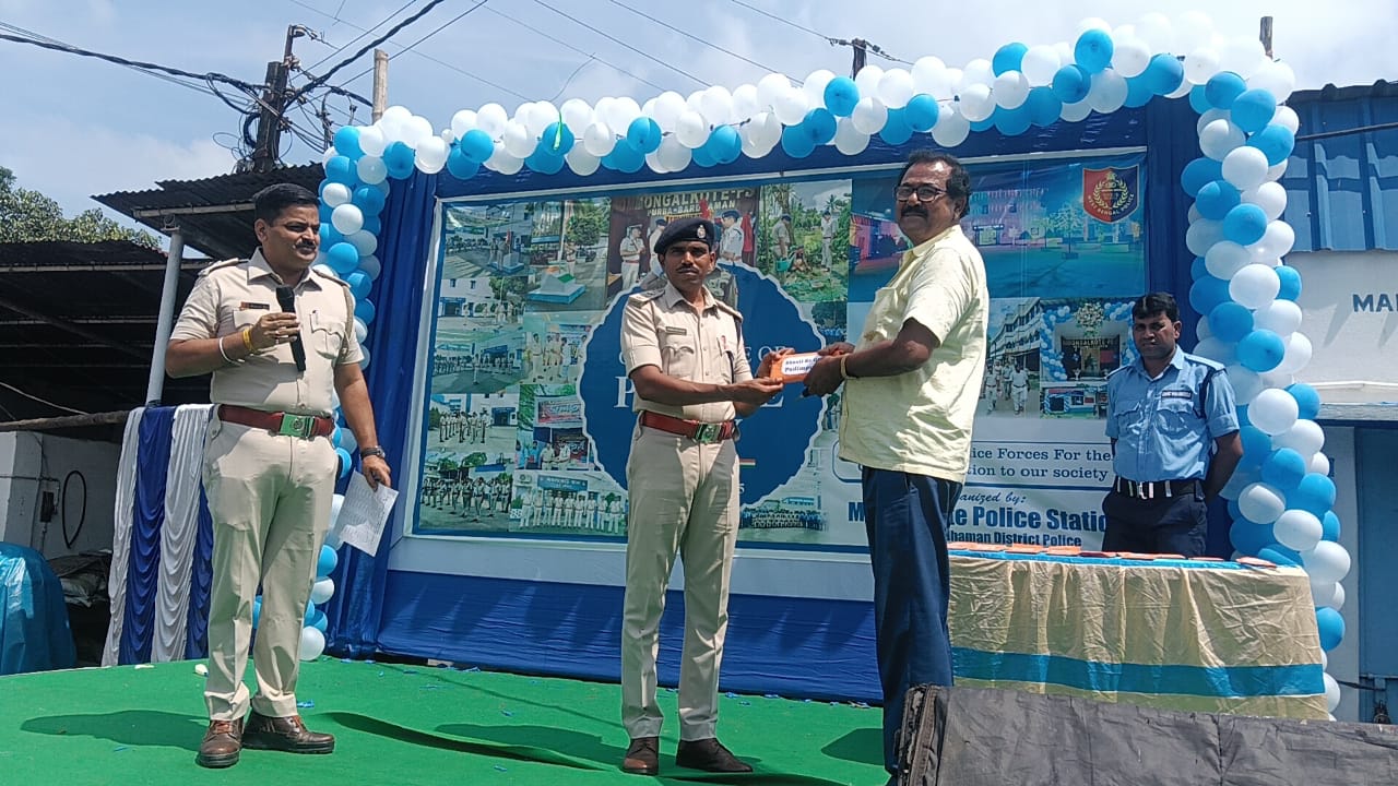পুলিশ দিবসে হারিয়ে যাওয়া মোবাইল ফিরিয়ে দিল মঙ্গলকোট থানার পুলিশ 