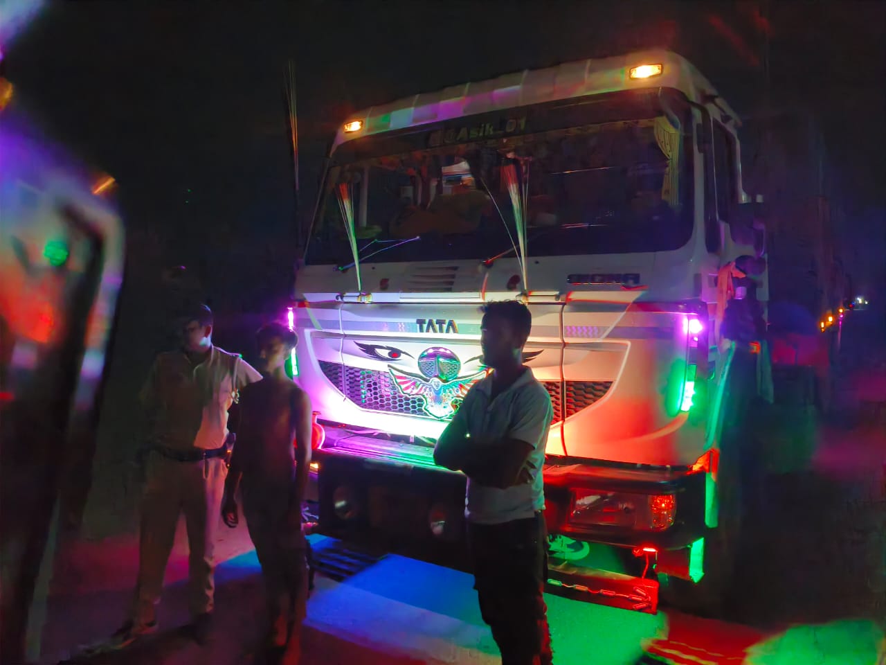 অবৈধভাবে মজুদকৃত জায়গা থেকে ডাম্পারে বালি ভর্তি করা অবস্থায় পাচার করতে গিয়ে গাড়ি সহ চালক ধৃত