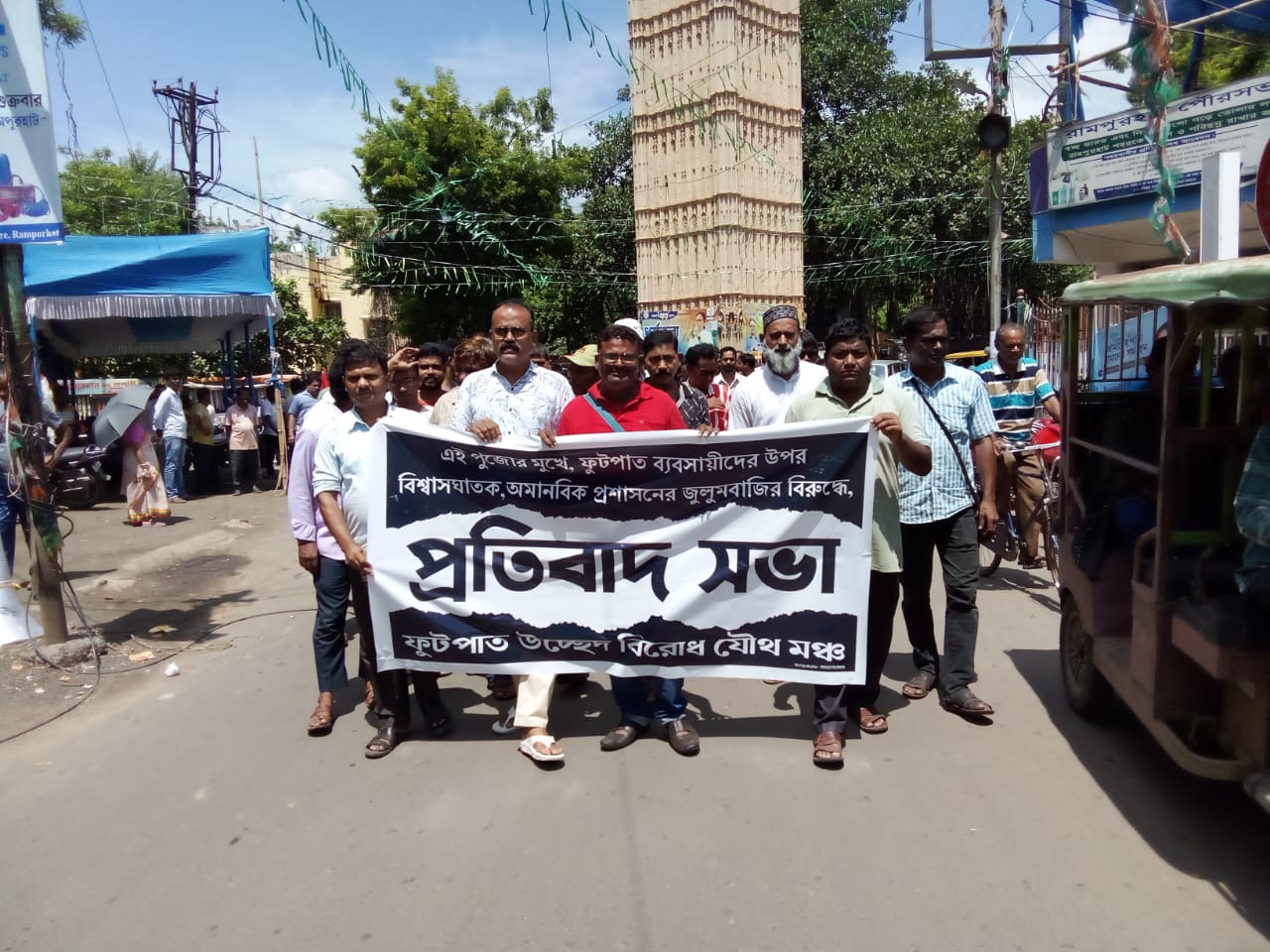ফুটপাত উচ্ছেদের বছর পেরিয়ে গেলেও হয়নি পুনর্বাসন, পুজোর বাজার ধরতে না পারার হতাশা ফুটপাত ব্যবসায়ীদের