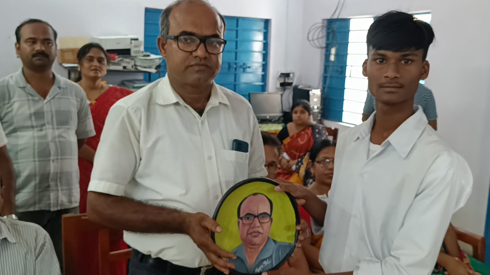 মাটির পাত্রে শিক্ষকদের ছবি এঁকে শিক্ষক দিবসে সম্মান জানানোর নতুন প্রয়াশ ছাত্রের
