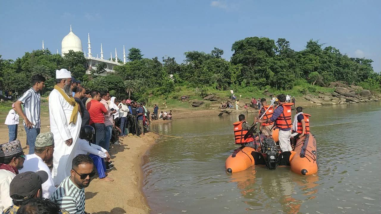 দামোদর নদীতে তলিয়ে গেল দুই পড়ুয়া