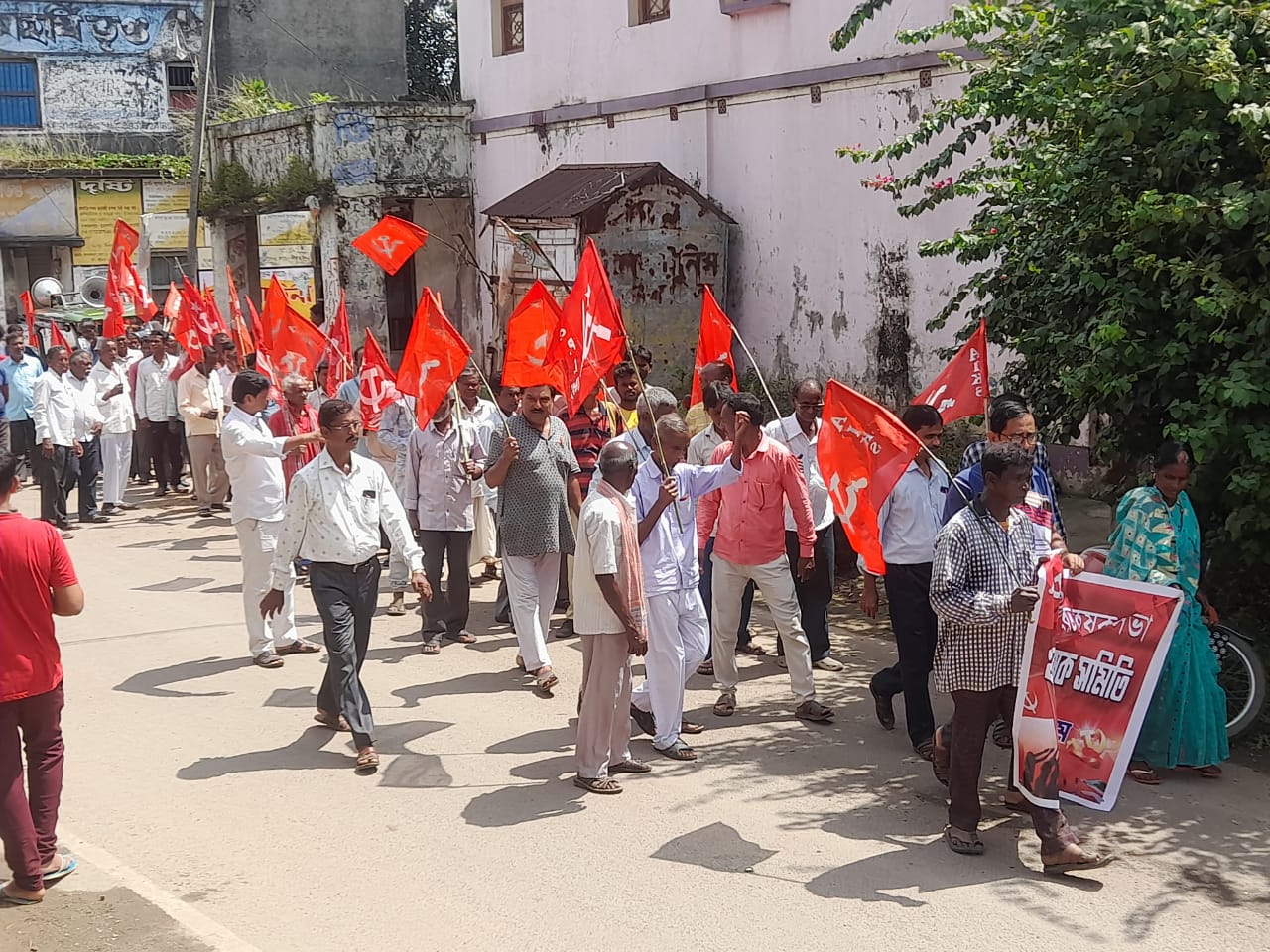 ফসলের ন্যায্য মূল্য সহ বিভিন্ন আলোচনা নিয়ে সারা ভারত কৃষক সভার ২৪ তম খয়রাসোল ব্লক সম্মেলন অনুষ্ঠিত হয়