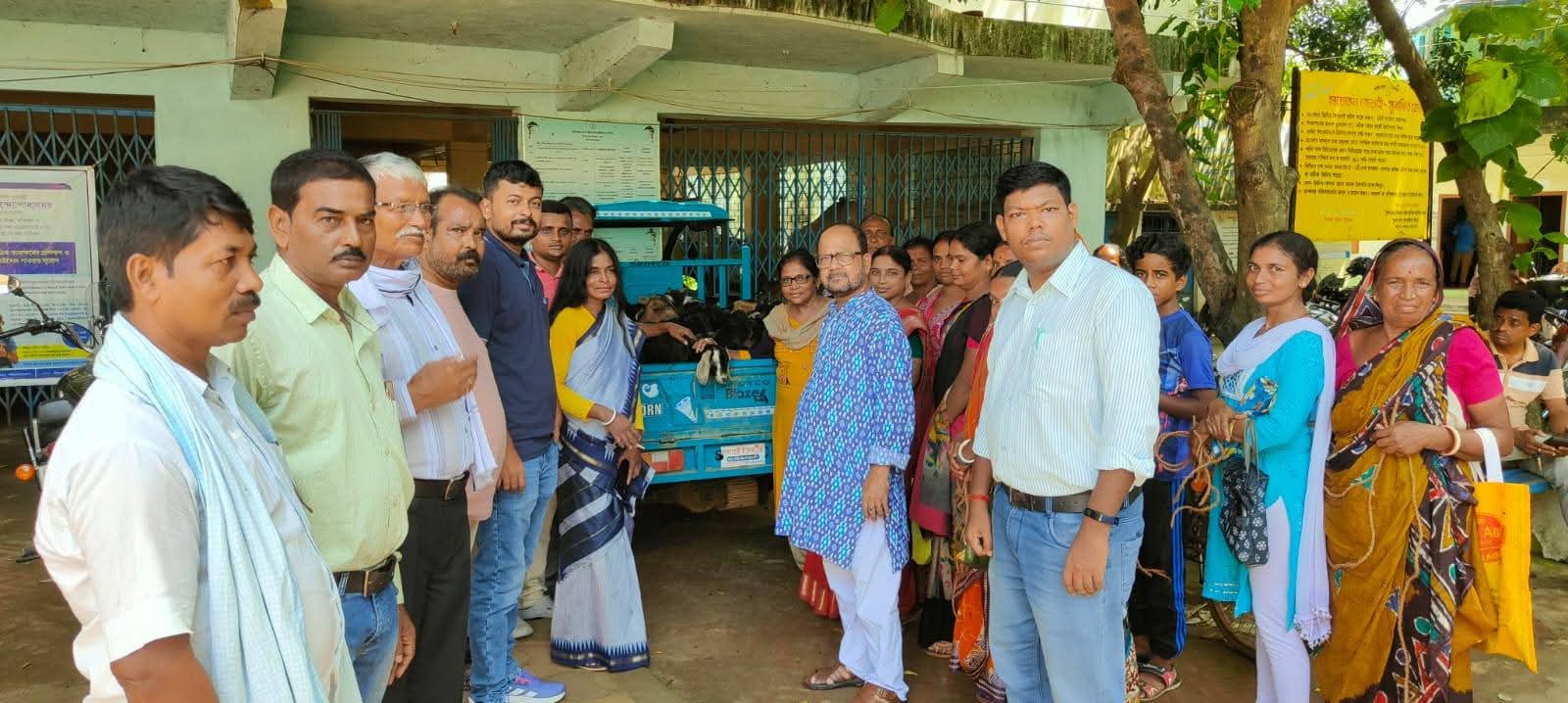 সারেঙ্গায় স্বনির্ভর গোষ্ঠীর মহিলাদের হাতে ছাগল তুলে দেওয়া হল।