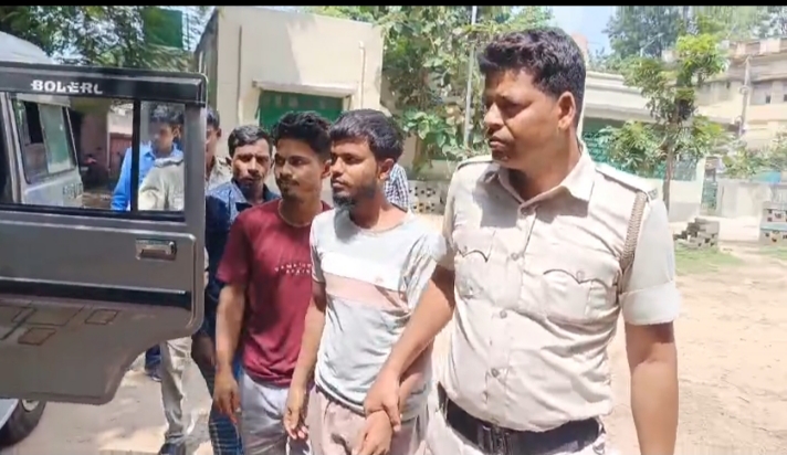 ছিনতাইয়ের অভিযোগকারী ষড়যন্ত্রের নায়ক, রহস্য উদঘাটন করে খোয়া যাওয়া মোবাইল টাকা উদ্ধার সহ ধৃত তিন ব্যক্তি