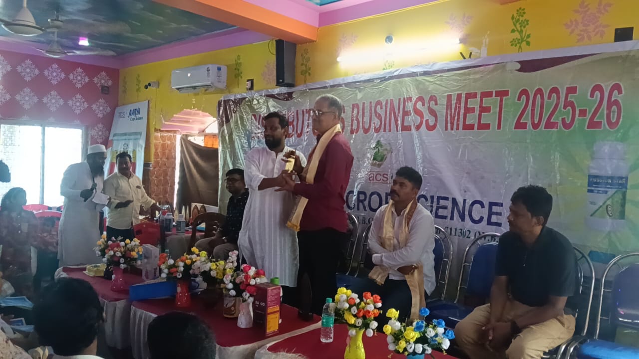 সাথী ফার্টিলাইজারের উদ্যোগে মঙ্গলকোটের নতুনহাটে অনুষ্ঠিত হলো এলাকার কৃষকদের নিয়ে কৃষি সচেতনতা শিবির। উপস্থিত ব্লক কৃষি আধিকারিক।