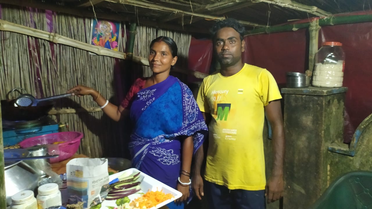 সকালে টোটো ও বিকেলে তেলেভাজা – এভাবেই সংসার প্রতিপালন করছেন মঙ্গলকোটের রানা দম্পতি