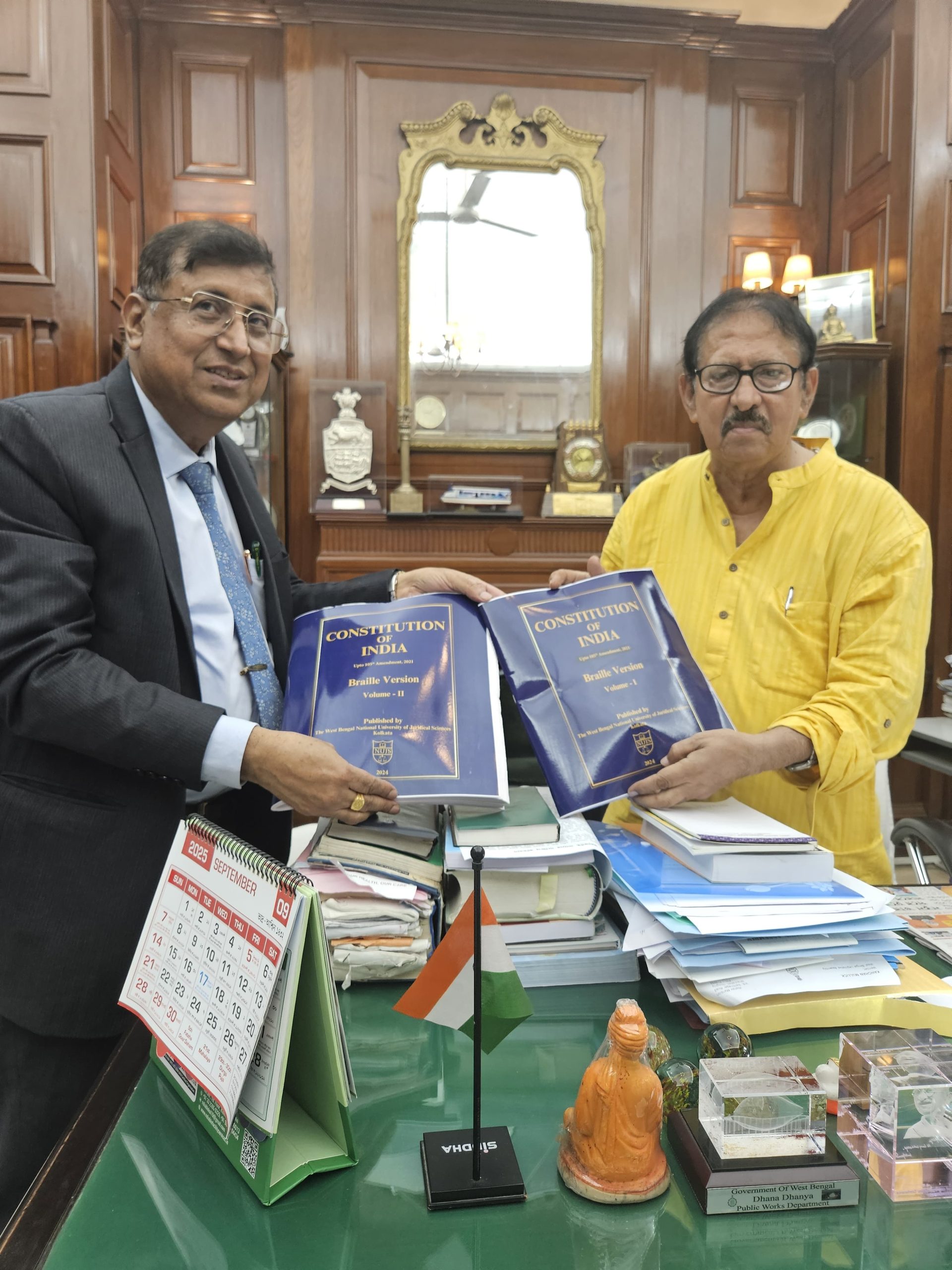 এনইউজেএস-এর উপাচার্য অধ্যাপক ডঃ নির্মল কান্তি চক্রবর্তী, মাননীয় অধ্যক্ষ শ্রী বিমান বন্দোপাধ্যায়ের কাছে সংবিধানের ব্রেইল সংস্করণ উপস্থাপন করলেন