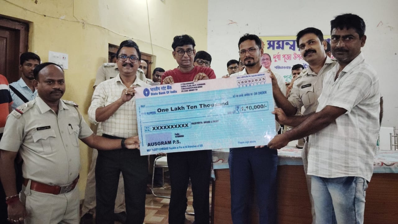 বিলি করা হলো দুর্গাপুজোর সরকারি অনুদানের চেক