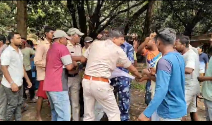 নাবালিকার ছিন্ন ভিন্ন বস্তাবন্দি লাশ উদ্ধারের দ্বিতীয় দিনেও এলাকা উত্তপ্ত, ধর্ষণ, খুনের অভিযোগে ধৃত স্কুল শিক্ষক