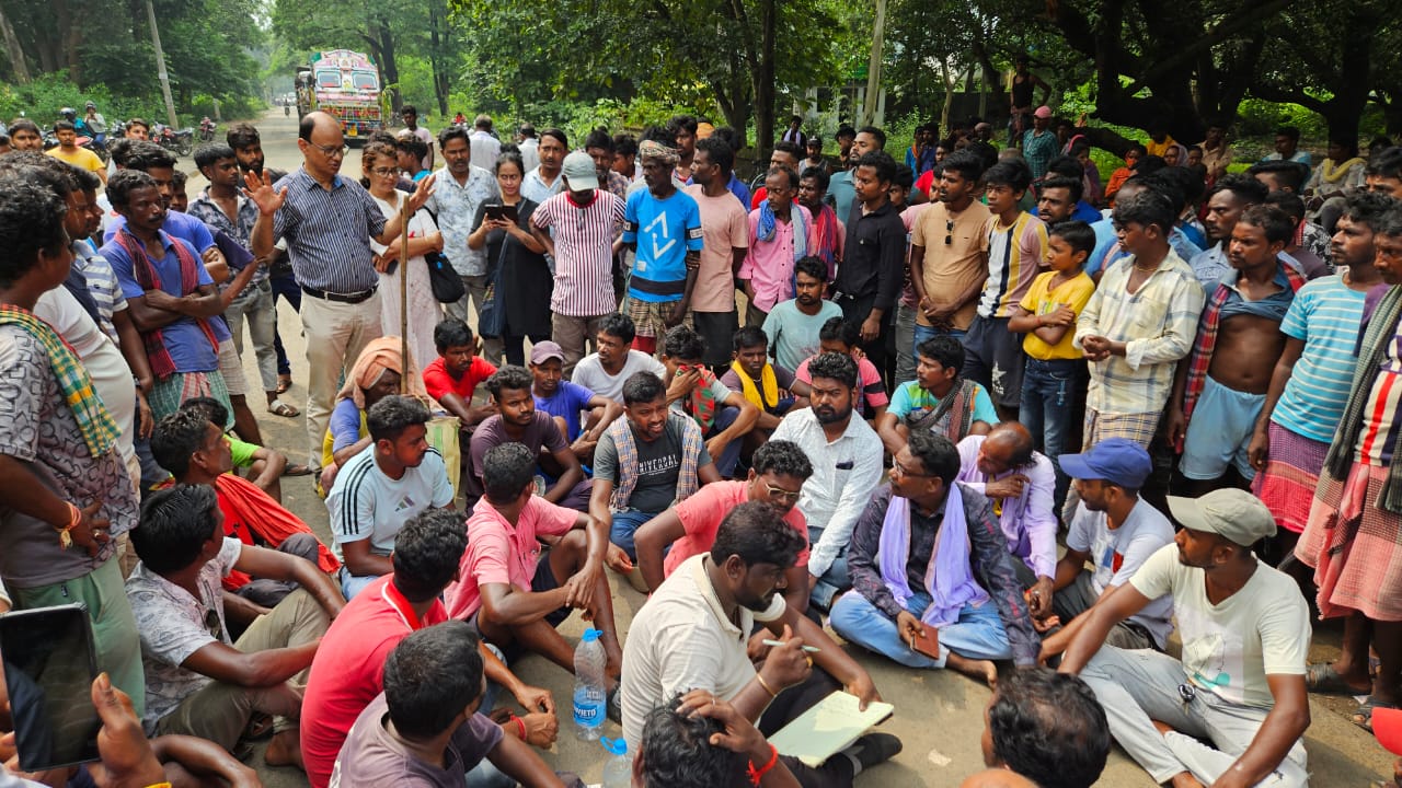 শিক্ষকের হাতে খুন হওয়া ছাত্রীর বাড়িতে রাজ্য শিশু অধিকার সুরক্ষা কমিশনের উপদেষ্টা অনন্যা চক্রবর্তী