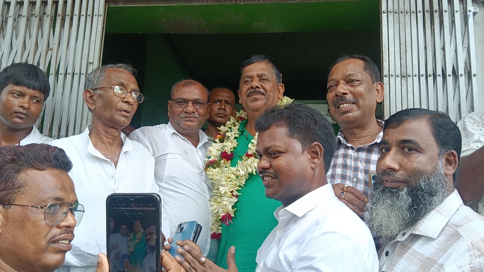বন্ধ থাকা দলীয় অফিস খুললেন মঙ্গলকোট বিধায়ক