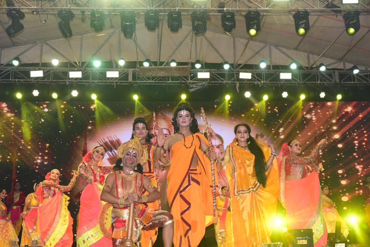 দশেরায় সেন্ট্রাল পার্কে, সল্ট লেক সাংস্কৃতিক সংসদ ও সন্মার্গ- এর আয়োজনে ৬০ ফুট উঁচু রাবণের কুশপুত্তলিকা দাহ