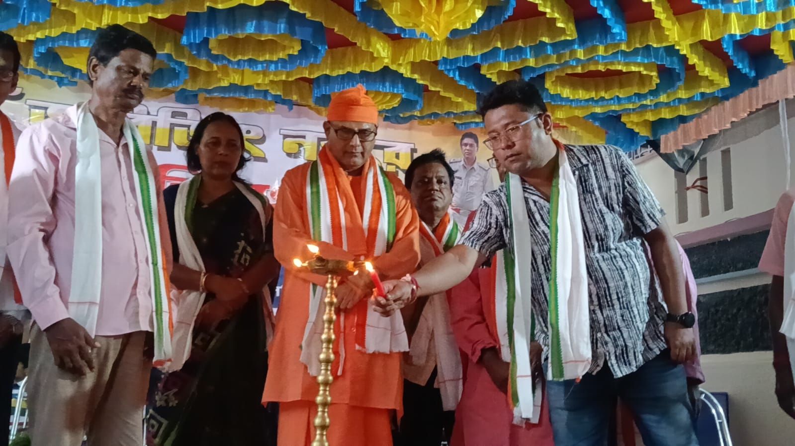 পালার বাপুজি সংঘের লক্ষ্মী পুজোর আনুষ্ঠানিক উদ্বোধন করলেন ভাতার বিধানসভার প্রাক্তন বিধায়ক ও গ্রাম পঞ্চায়েতের প্রধান