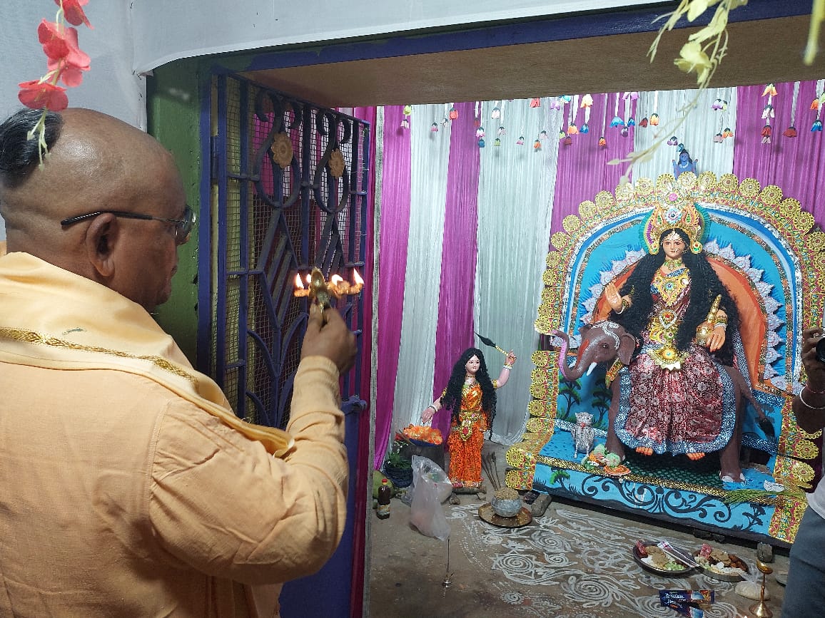 দুবলি গ্রামে লক্ষ্মীপূজোর উদ্বোধনে রাইপুর ইসকন মন্দিরের অধ্যক্ষ।